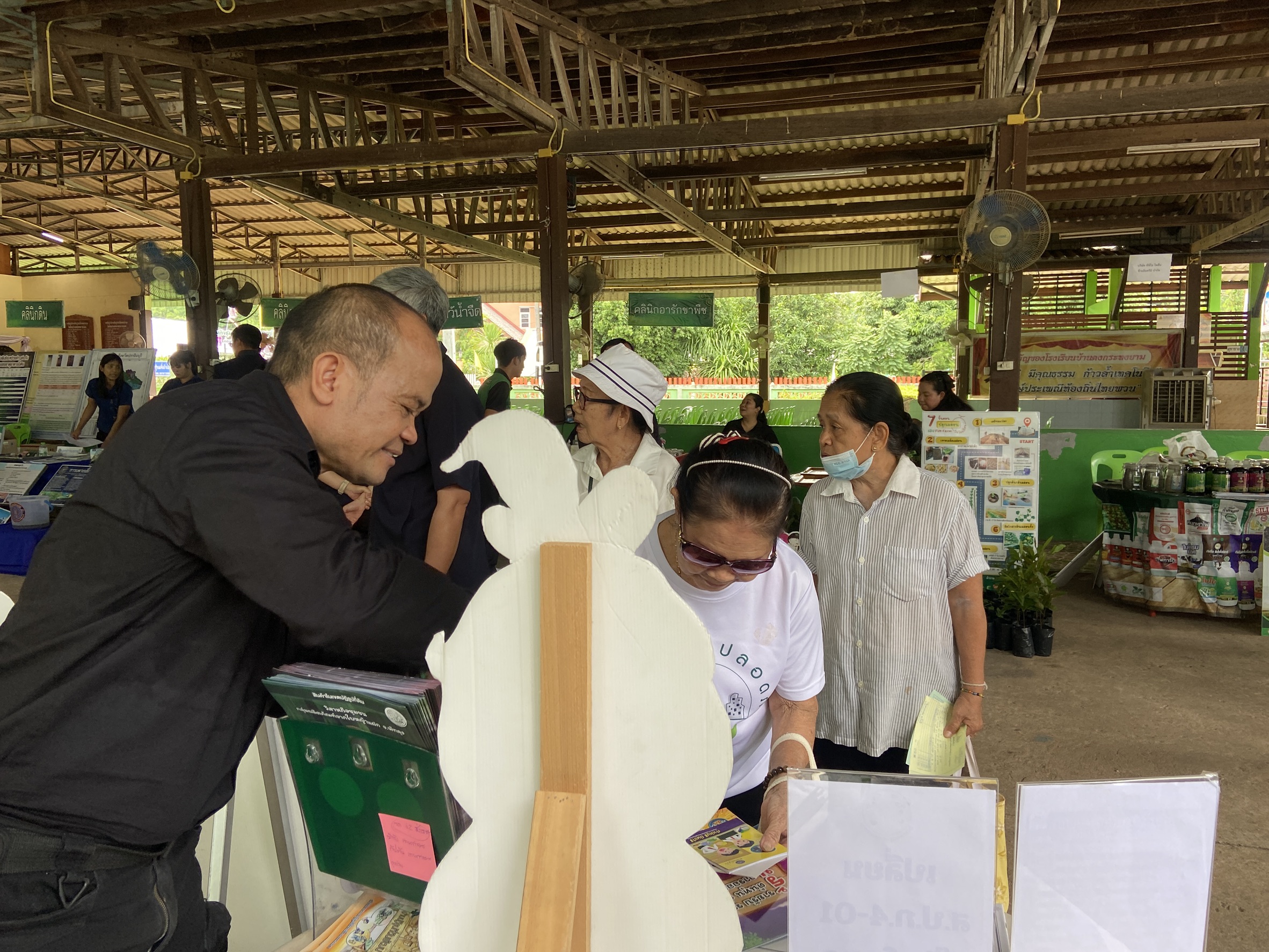 title - วันที่ 23 มิถุนายน 2569 นายวิทูล ประดิษฐบุญ ปฏิรูปที่ดินจังหวัดปราจีนบุรี มอบหมายให้ ข้าราชการ และเจ้าหน้าที่ ส.ป.ก.ปราจีนบุรี เข้าร่วมโครงการคลินิกเกษตรเคลื่อนที่